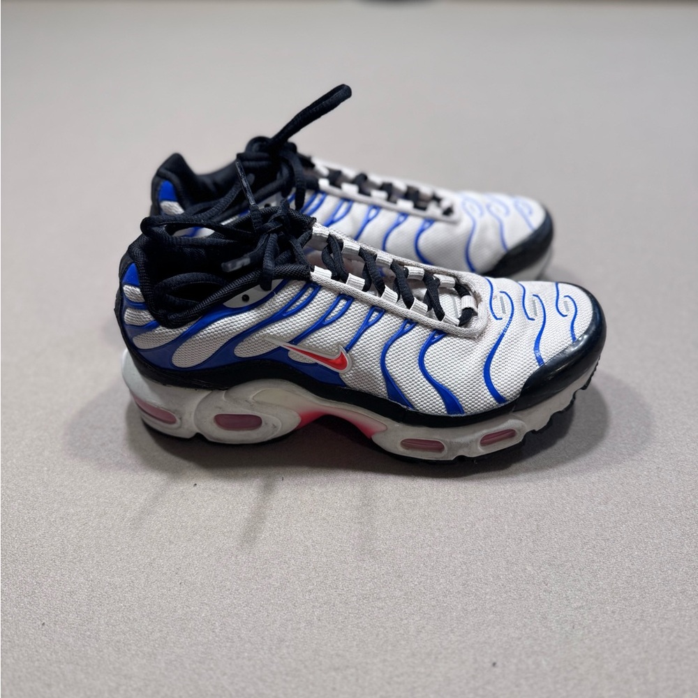 Nike Air Max Plus GS in the White/Game Royal/Black/Bright Crimson - Picture 3 of 7
